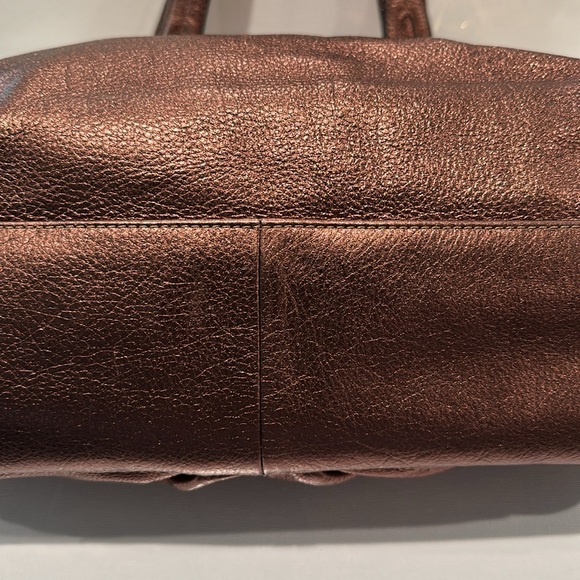 💥💥EUC B Makowski Gun Metal Leather Shoulder Bag w/ Side Slip Pockets.